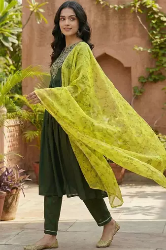 embroidered round neck kurta trousers & dupatta