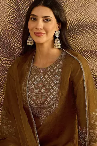 embroidered round neck kurta & trousers with dupatta