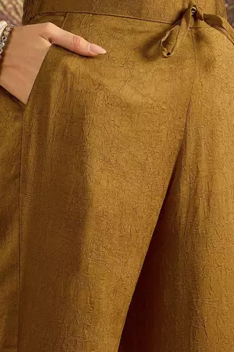 embroidered round neck kurta & trousers with dupatta