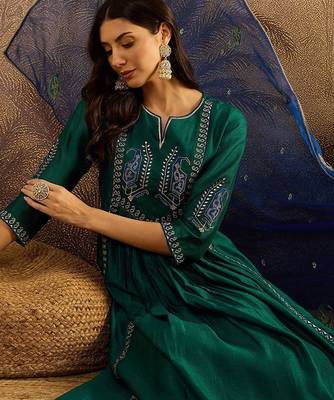 embroidered round neck straight kurta & trousers with dupatta 3