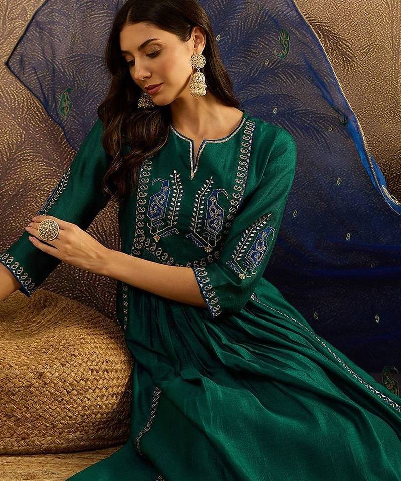 embroidered round neck straight kurta & trousers with dupatta