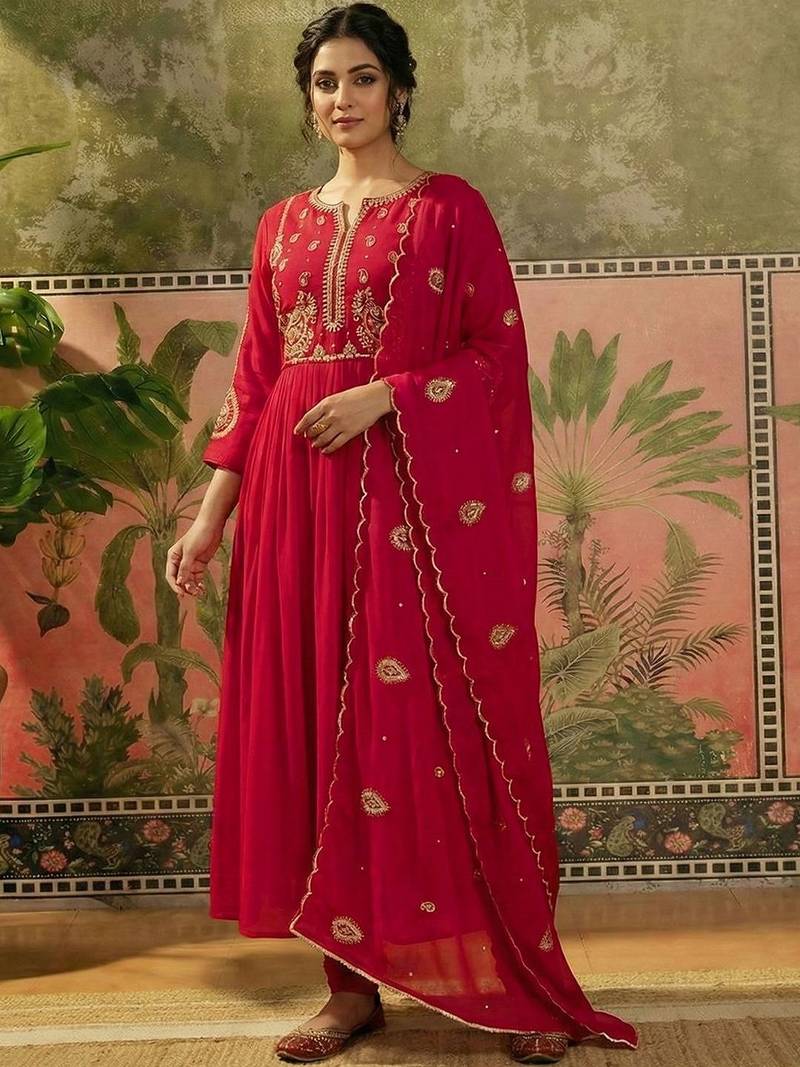embroidered round neck kurta trousers & dupatta