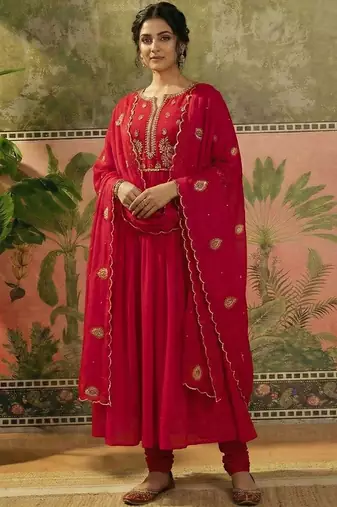 embroidered round neck kurta trousers & dupatta