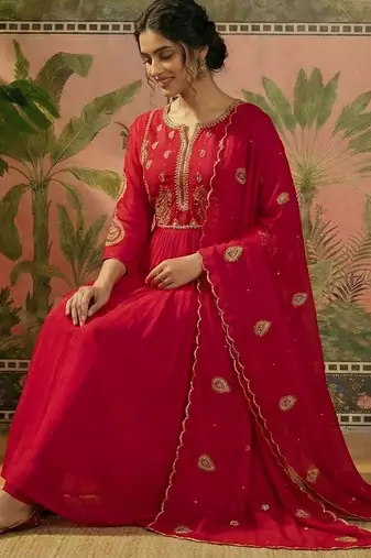 embroidered round neck kurta trousers & dupatta