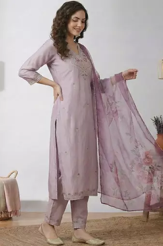 embroidered round neck kurta trousers & dupatta