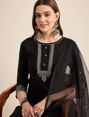 women ethnic motifs embroidered straight kurta with trousers & dupatta 2