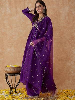 printed flared sleeves kurta & trousers with dupatta 5