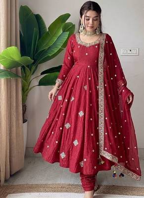 Red silk blend embroidered flared gown set 2