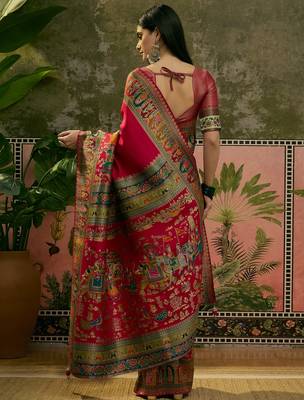 Magenta position print with zari weaving saree with contrast blouse piece 5