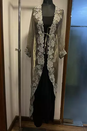 Black embroidered cape tissue pickup skirt set