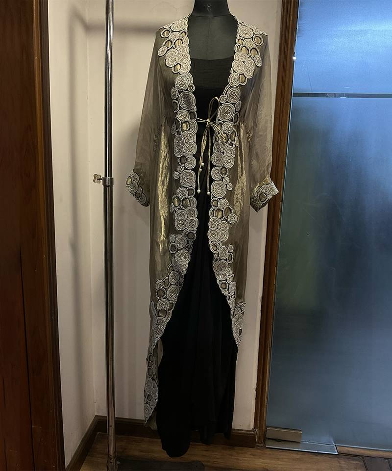 Black embroidered cape tissue pickup skirt set