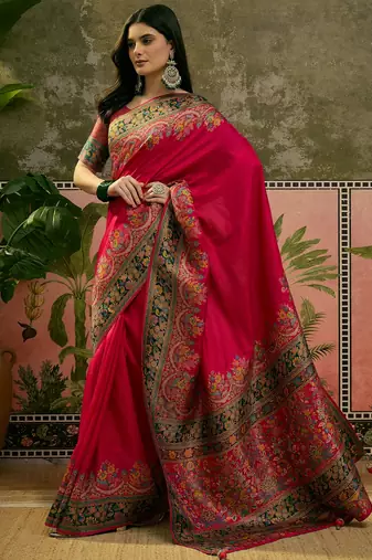 Magenta position print with zari weaving saree with contrast blouse piece