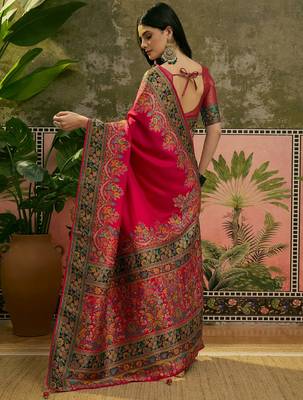 Magenta position print with zari weaving saree with contrast blouse piece 5