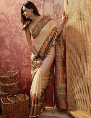 Off white viscose silk position print saree with contrast blouse piece 3