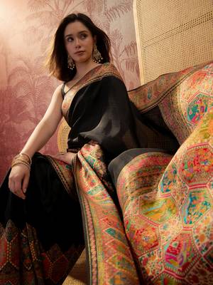 Black viscose silk position print saree with contrast blouse piece 5