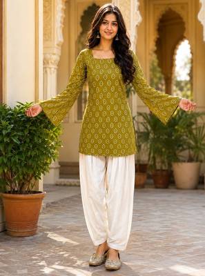 Green cotton readymade suit with digital print 3