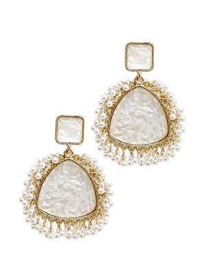 Gold plated triangle shape white earrings 4