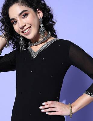 Ethnic motifs embroidered v-neck kurta with trousers 2