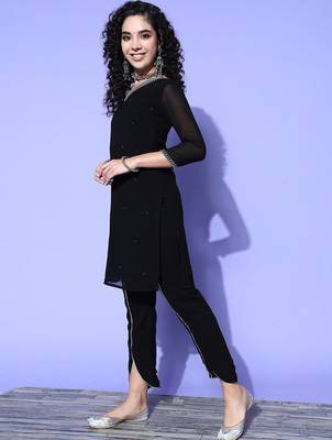 Ethnic motifs embroidered v-neck kurta with trousers 4