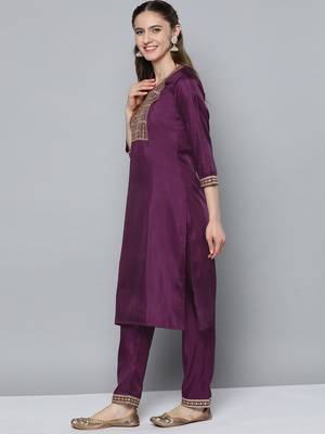 Women purple ethnic motifs embroidered sequinned kurta with trousers 4