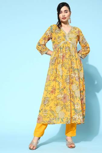 Women floral printed pleated sequinned kurta with trousers