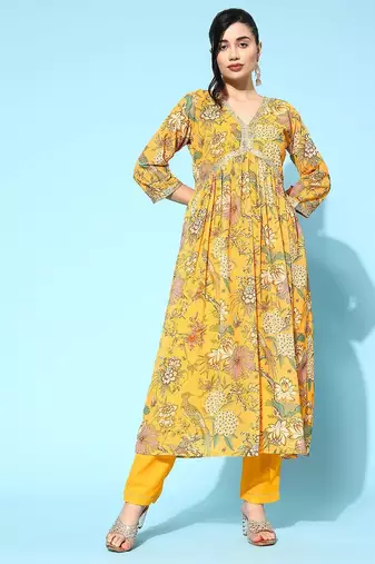 Women floral printed pleated sequinned kurta with trousers