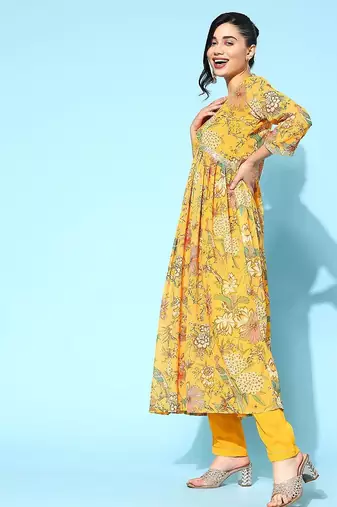 Women floral printed pleated sequinned kurta with trousers