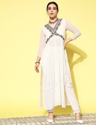 Women floral embroidered high slit sequinned kurta with trousers 3