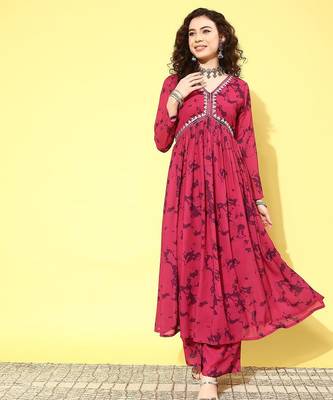 Women printed pleated kurta with palazzos 3
