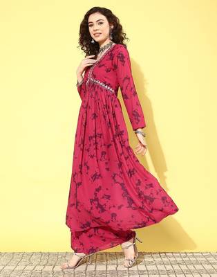 Women printed pleated kurta with palazzos 4