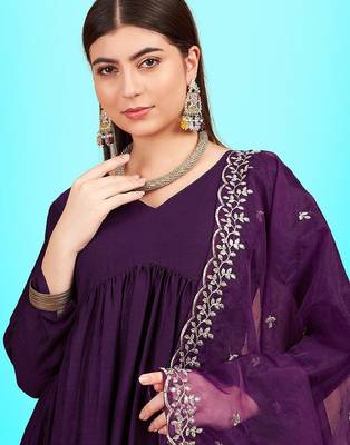 V-neck pleated sequinned a-line kurta with trousers & dupatta 2