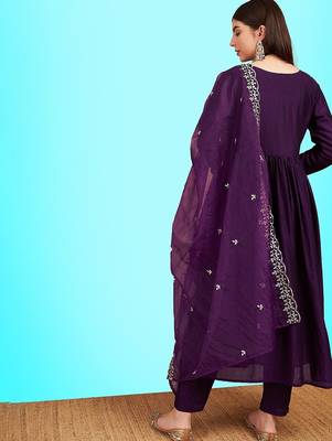 V-neck pleated sequinned a-line kurta with trousers & dupatta 5