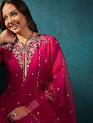 Floral embroidered v-neck thread work straight kurta with trousers and dupatta 2