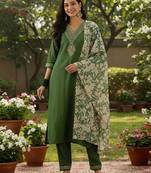 Women floral regular thread work kurta with trousers & with dupatta