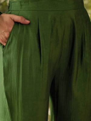 Women floral regular thread work kurta with trousers & with dupatta 3