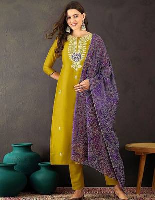 Floral embroidered zari straight kurta with trousers and dupatta 1