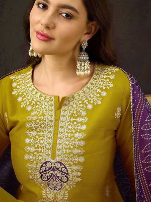 Floral embroidered zari straight kurta with trousers and dupatta 2