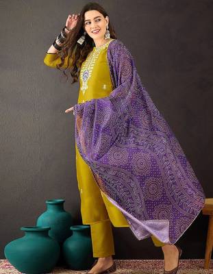 Floral embroidered zari straight kurta with trousers and dupatta 5