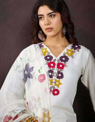 Women floral embroidered regular thread work kurta with trousers & dupatta 2