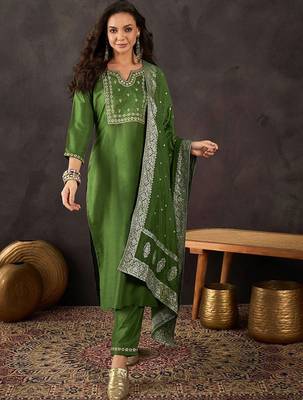 Women ethnic motifs embroidered kurta with trousers & dupatta 1
