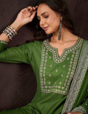 Women ethnic motifs embroidered kurta with trousers & dupatta 2