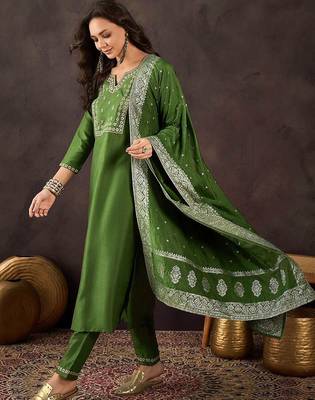 Women ethnic motifs embroidered kurta with trousers & dupatta 5
