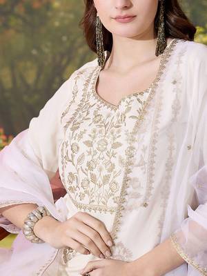 Women ethnic motifs embroidered regular thread work kurta with trousers & with dupatta 2