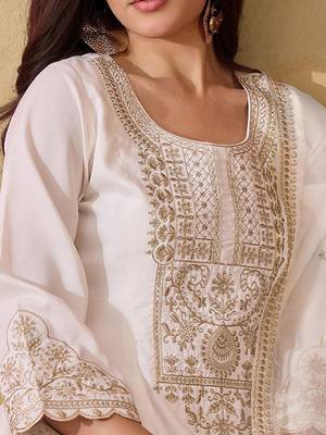 Women floral embroidered regular sequinned kurta with trousers & dupatta 2