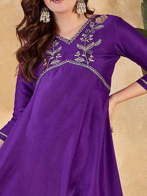Women solid embroidered a-line kurta with trousers 2