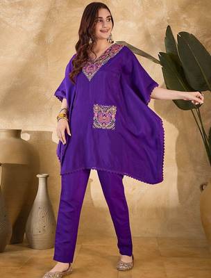 Women ethnic motifs embroidered kaftan kurta with trousers 4