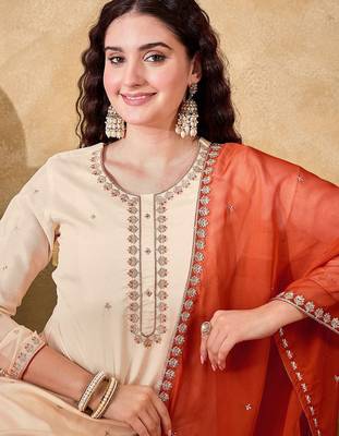 Women ethnic motifs embroidered kurta with trousers & dupatta 2