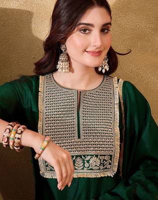 Women ethnic motifs embroidered kurta with trousers & dupatta 2