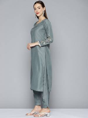 Women grey sequinned kurta with trousers & with dupatta 5