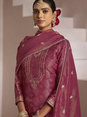 Floral embroidered zari work jacquard straight kurta with trousers & dupatta 5